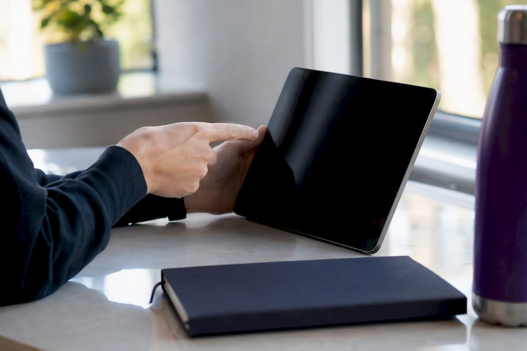 Hands highlighting summary notes on tablet